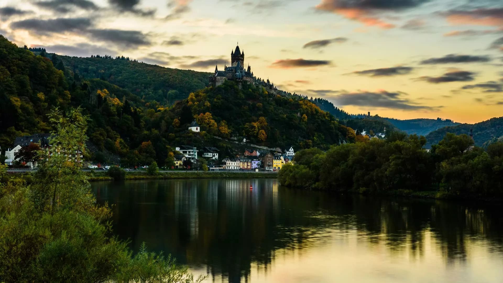Blick auf die Reichsburg Cochem über der Mosel